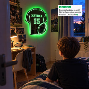 Maillot lumineux rugby allumé dans la chambre de Nathan